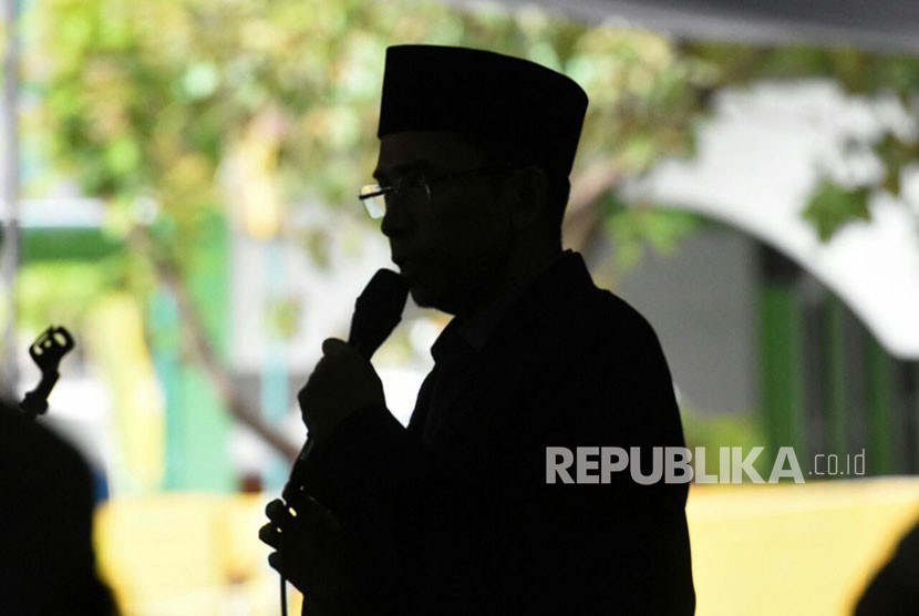   Gubernur NTB TGH Muhammad Zainul atau Tuan Guru Bajang (TGB) dalam Tabligh Akbar dan Zikir Bersama untuk Negeri di Ponpes Al Muchtar, Bekasi Utara, Jabar, Rabu (14/3).