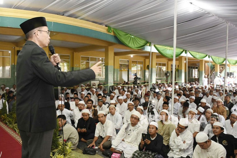 Gubernur NTB TGH Muhammad Zainul atau Tuan Guru Bajang (TGB) dalam Tabligh Akbar dan Zikir Bersama untuk Negeri di Ponpes Al Muchtar, Bekasi Utara, Jabar, Rabu (14/3).