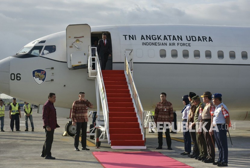 Gubernur NTB TGH Muhammad Zainul Majdi atau Tuan Guru Bajang (TGB) menyambut Presiden Joko Widodo (Jokowi) di Bandara Internasional Lombok pada Kamis (19/10) sekitar pukul 16.45 Wita.