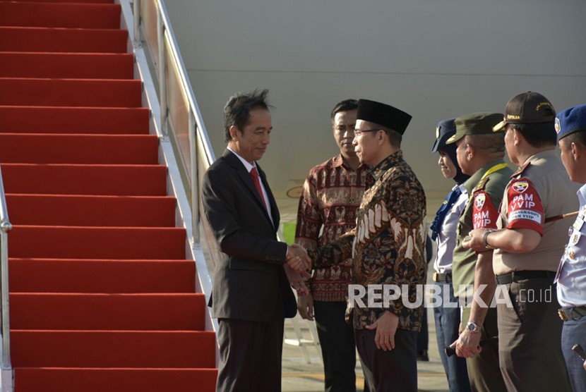 Gubernur NTB TGH Muhammad Zainul Majdi atau Tuan Guru Bajang (TGB) menyambut Presiden Joko Widodo (Jokowi) di Bandara Internasional Lombok pada Kamis (19/10) sekitar pukul 16.45 Wita.