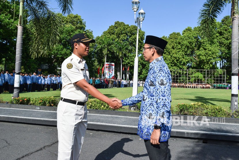 Gubernur NTB TGH Muhammad Zainul Majdi atau Tuan Guru Bajang (TGB) dalam upacara peringatan Sumpah Pemuda di Lapangan Bumi Gora, Kantor Pemprov NTB, Senin (30/10).