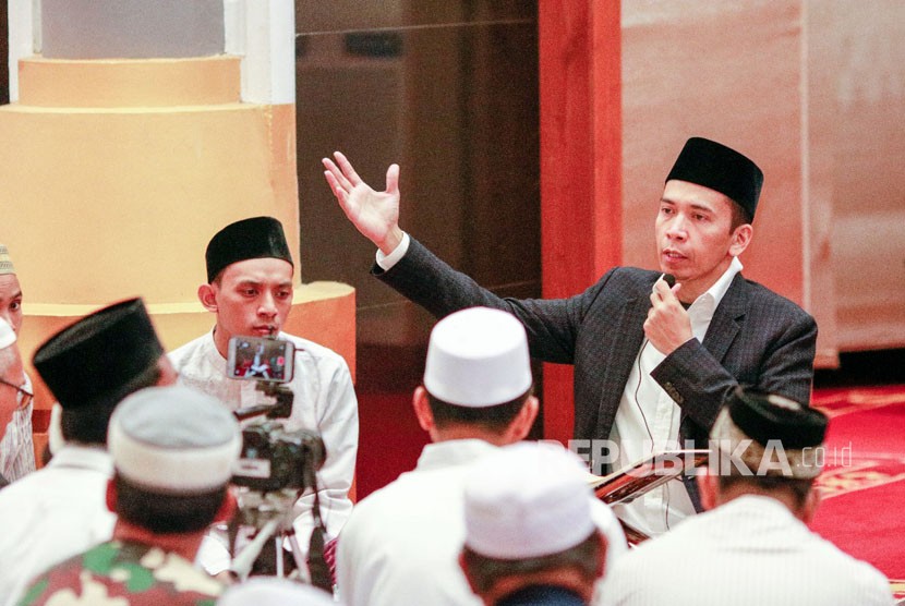 Gubernur NTB TGH Muhammad Zainul Majdi atau Tuan Guru Bajang (TGB) menyampaikan kajian tafsir Alquran (Ilustrasi)