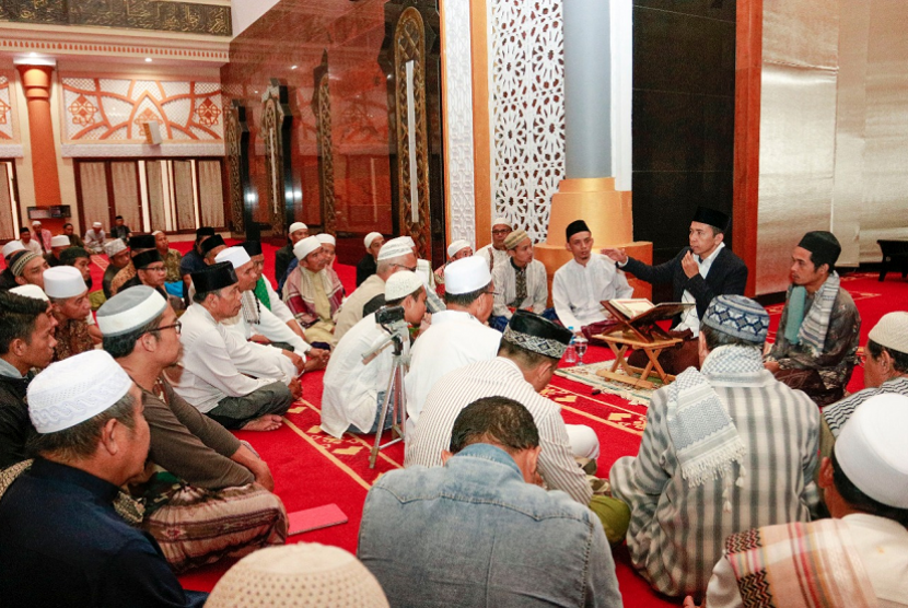 Gubernur NTB TGH Muhammad Zainul Majdi atau Tuan Guru Bajang (TGB) menyampaikan kajian tafsir Alquran usai shalat shubuh berjamaah di Masjid Hubbul Wathan, Kompleks Islamic Center NTB, Rabu (24/1).