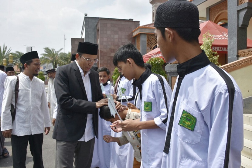 Gubernur NTB TGH Muhammad Zainul Majdi atau Tuan Guru Bajang (TGB) tiba di Stasiun Cirebon, Jawa Barat pada Jumat (2/2). TGB berada di Cirebon selama dua hari untuk silaturahmi dan memberikan tausiyah di Masjid Raya At Taqwa dan sejumlah ponpes di Cirebon.