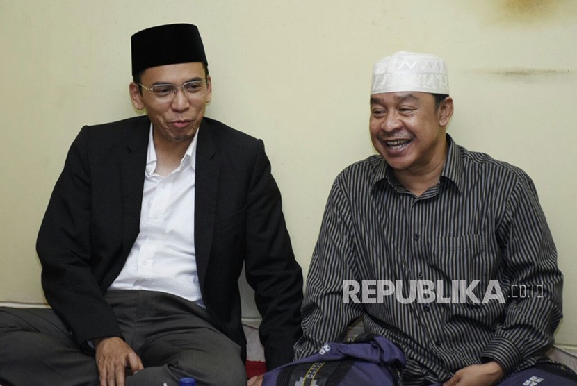 Gubernur NTB TGB Muhammad Zainul Majdi atau Tuan Guru Bajang (TGB) bersama Pimpinan Pondok Pesantren Buntet, Cirebon, KH Adib Rafiudin pada Jumat (2/2).