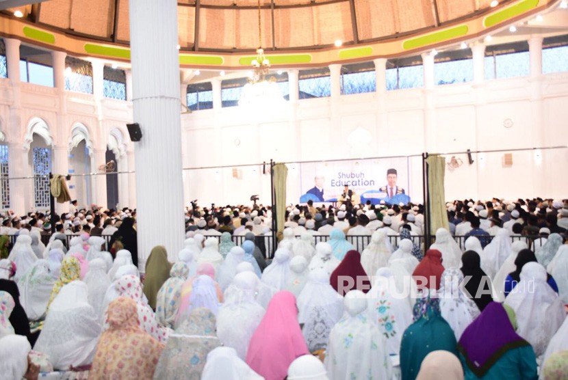 Gubernur NTB TGH Muhammad Zainul Majdi atau Tuan Guru Bajang (TGB) menyampaikan tausiah usai shalat shubuh berjamaah di Masjid Kopelma, Universitas Syah Kuala, Aceh, pada Jumat (2/3).