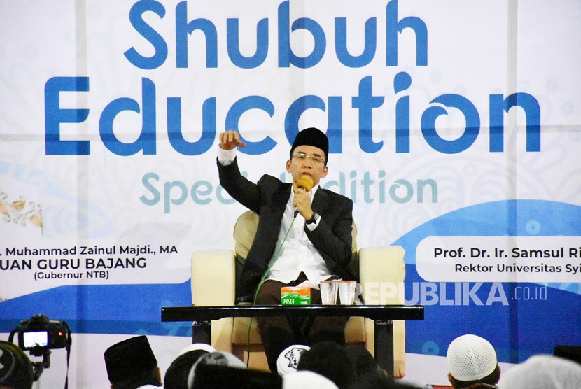 Gubernur NTB TGH Muhammad Zainul Majdi atau Tuan Guru Bajang (TGB) menyampaikan tausiah usai shalat shubuh berjamaah di Masjid Kopelma, Universitas Syah Kuala, Aceh, pada Jumat (2/3).