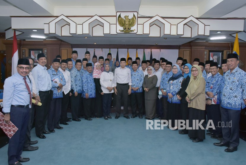 Gubernur NTB TGH Muhammad Zainul Majdi atau Tuan Guru Bajang (TGB) memacu seluruh organisasi perangkat daerah (OPD) lingkup Pemprov NTB untuk tetap semangat dalam melaksanakan seluruh program pembangunan saat rapat pimpinan di Kantor Gubernur NTB, Jalan Pejanggik, Mataram, NTB, Senin (19/3).