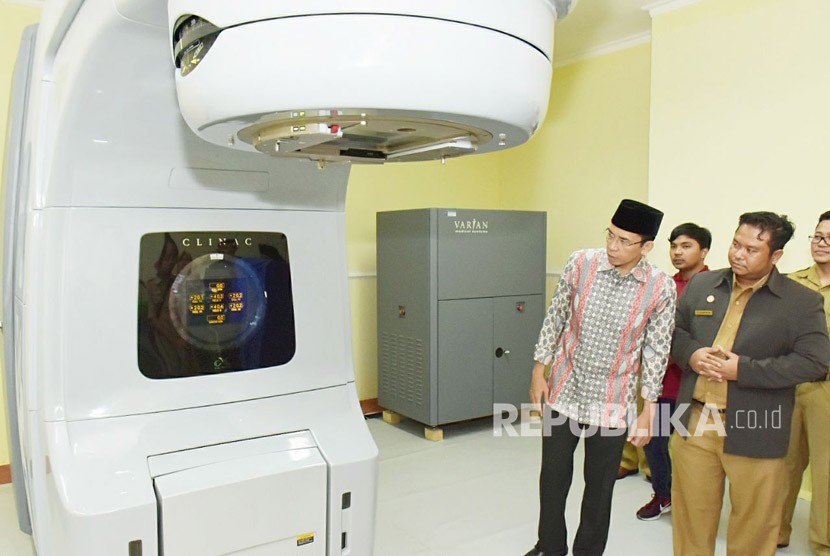 Gubernur NTB TGH Muhammad Zainul Majdi atau Tuan Guru Bajang (TGB) meninjau fasilitas kesehatan di RSUP NTB pada Selasa (27/3).