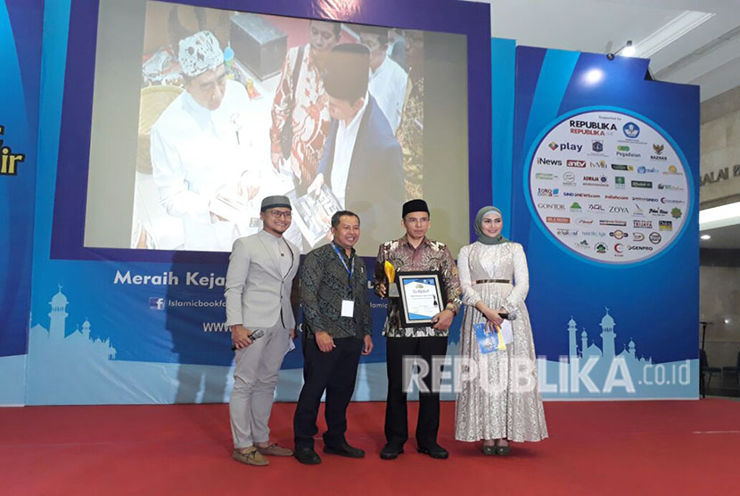 Gubernur NTB TGH Muhammad Zainul Majdi atau Tuan Guru Bajang (TGB) dinobatkan sebagai Tokoh Perbukuan Islam 2018 dalam Islamic Book Fair 2018 di Jakarta Convention Center (JCC), Rabu (18/4).