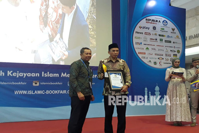 Gubernur NTB TGH Muhammad Zainul Majdi atau Tuan Guru Bajang (TGB) dinobatkan sebagai Tokoh Perbukuan Islam 2018 dalam Islamic Book Fair 2018 di Jakarta Convention Center (JCC), Rabu (18/4).