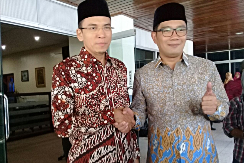 Gubernur NTB TGH Muhammad Zainul Majdi dan Wali Kota Bandung Ridwan Kamil di Kantor Gubernur NTB, Jalan Pejanggik, Mataram, NTB, Kamis (13/7). 
