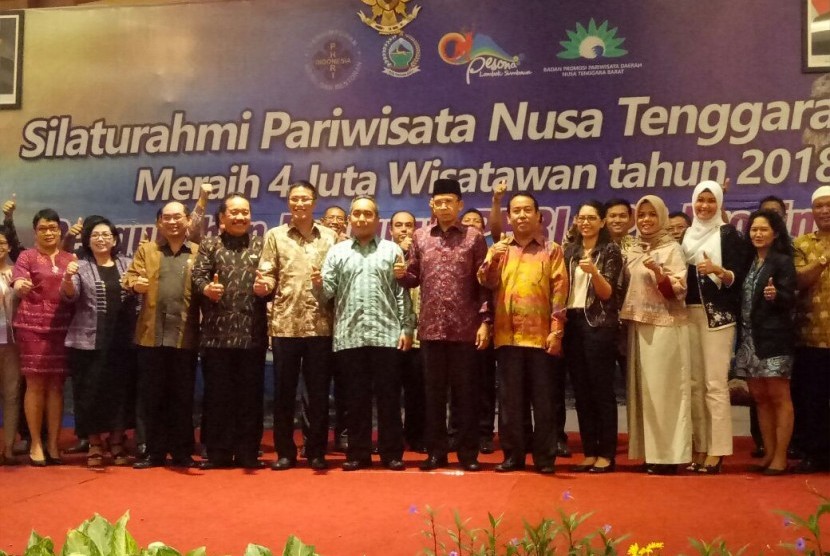 Gubernur NTB TGH Muhammad Zainul Majdi di antara para pelaku usaha wisata di NTB