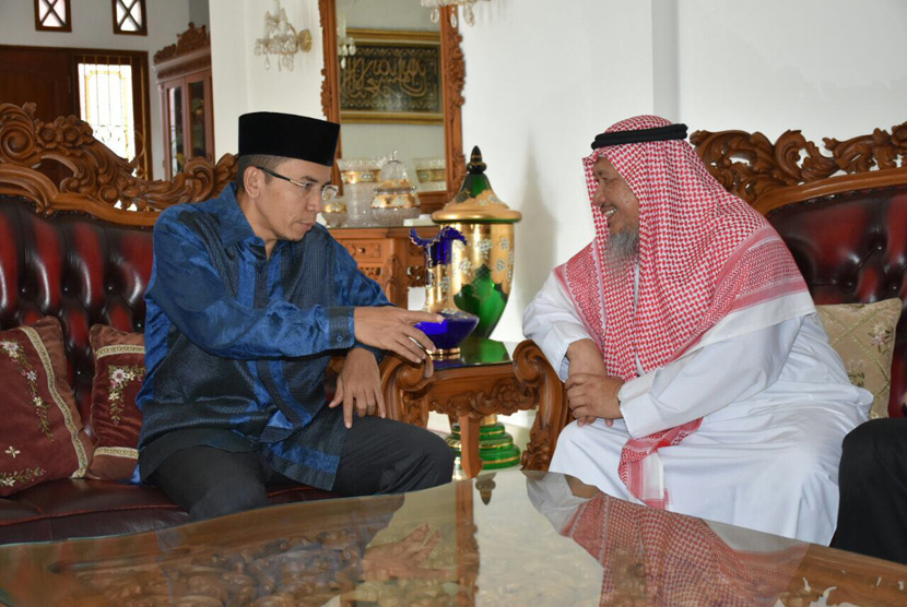 Gubernur NTB TGH Muhammad Zainul Majdi (kiri) bertemu Ketua Investor Arab Saudi di Indonesia Dr Hassan Saeed Bugis (kanan) di Pendopo Gubernur NTB, Senin (27/2).