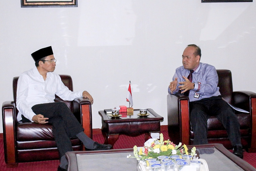 Gubernur NTB TGH Muhammad Zainul Majdi (kiri) menerima kunjungan Kepala Otoritas Jasa Keuangan (OJK) NTB Farid Faletehan di ruang kerjanya, Kantor Gubernur NTB, Jalan Pejanggik, Kota Mataram, NTB, Senin (13/11).