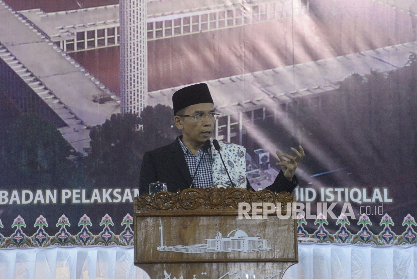  Gubernur NTB TGH Muhammad Zainul Majdi memberikan ceramah sebelum shalat tarawih di Masjid Istiqlal, Jakarta, Kamis (8/6).