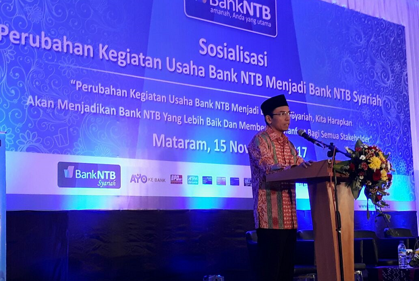 Gubernur NTB TGH Muhammad Zainul Majdi memberikan sambutan dalam sosialisasi konversi Bank NTB menjadi Bank NTB Syariah di Ballroom Islamic Center NTB, Rabu (15/11).