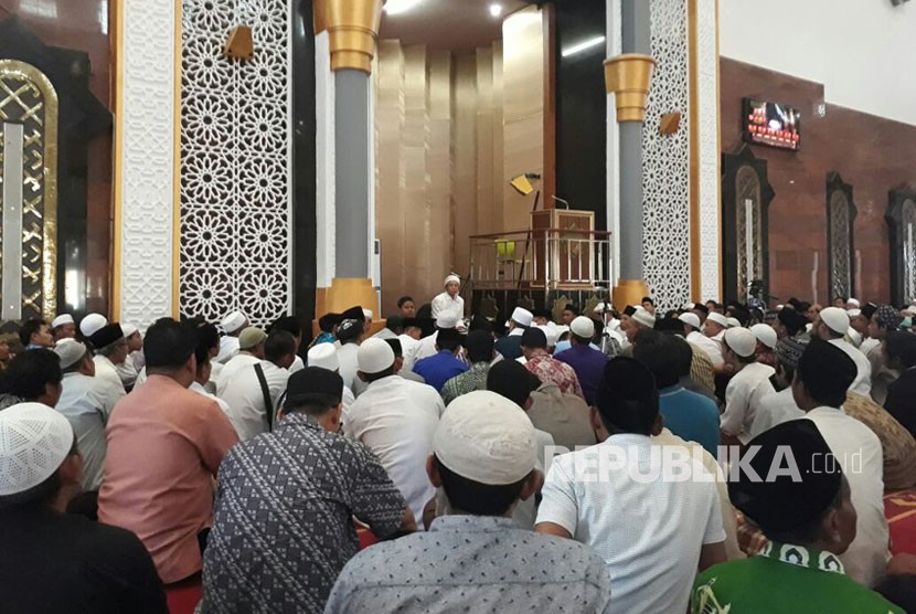 TGH Muhammad Zainul Majdi or Tuan Guru Bajang invites the congregation at Hubbul Wathan mosque, Islamic Center NTB complex, West Nusa Tenggara, to pray for Palestine, Friday (December 8).