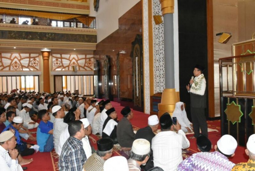 Gubernur NTB TGH Muhammad Zainul Majdi menyampaikan tausiyah tentang pentingnya sikap saling menghargai antar sesama di Islamic Center NTB, Jumat (14/4). 