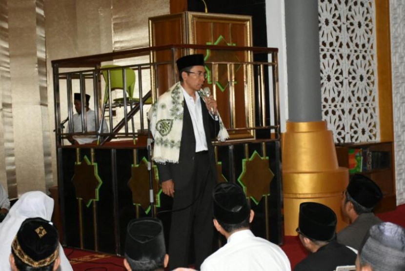Gubernur NTB TGH Muhammad Zainul Majdi menyampaikan tausiyah tentang pentingnya sikap saling menghargai antar sesama di Islamic Center NTB, Jumat (14/4).  