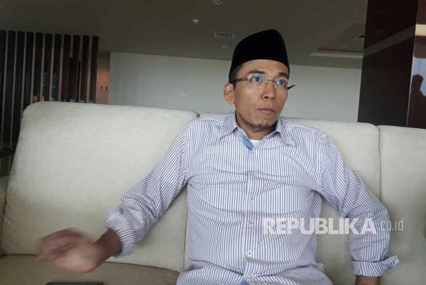 Gubernur NTB TGH Muhammad Zainul Majdi saat wawancara dengan media di Golden Palace, Mataram, NTB, Rabu (3/5).