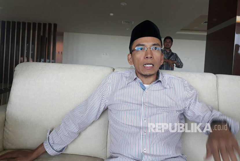 Gubernur NTB TGH Muhammad Zainul Majdi saat wawancara dengan media di Golden Palace, Mataram, NTB, Rabu (3/5).
