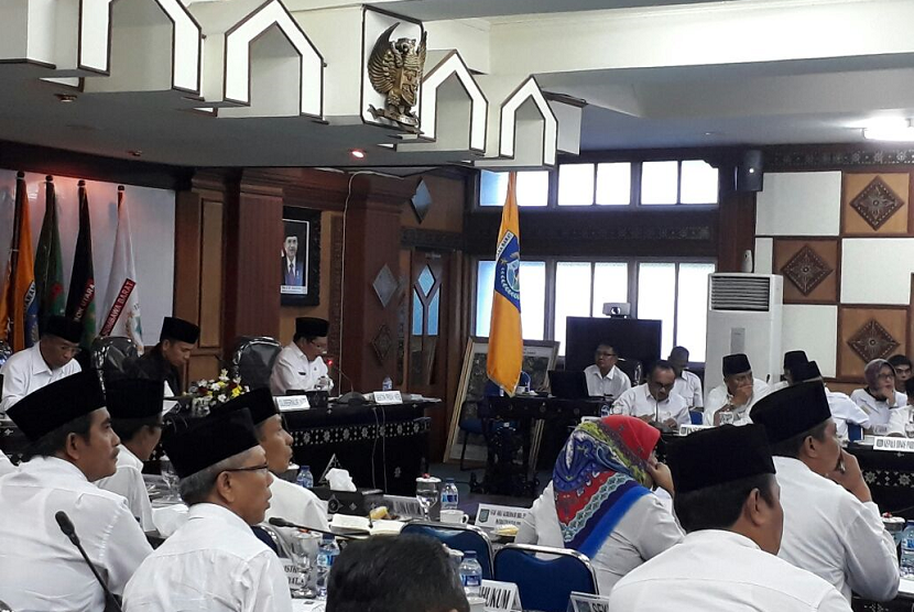 Gubernur NTB TGH Muhammad Zainul Majdi (tengah), Wakil Gubernur NTB Muhammad Amin (kiri), dan Sekretaris Daerah NTB Rosiady mengikuti rapat pimpinan bersama seluruh kepala SKPD NTB di Ruang Rapat Utama, Kantor Gubernur NTB, Rabu (3/1).