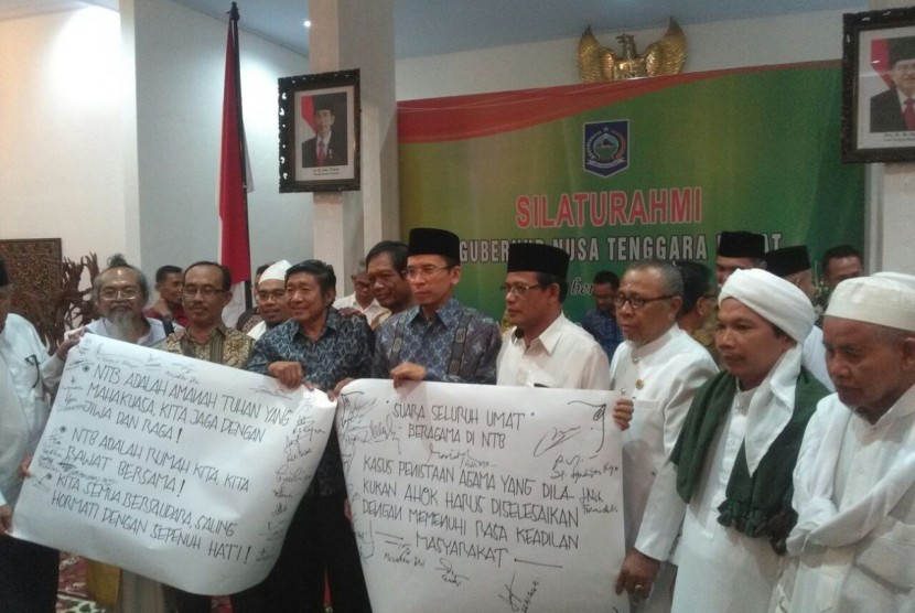 Gubernur NTB, TGH. Zainul Majdi menggelar silaturahmi bersama Tokoh Agama, Tokoh Masyarakat Lintas Etnis, Tokoh Adat, Tokoh Pemuda dan Pimpinan Pondok Pesantren dalam rangka menguatkan Ukhuwah Wathoniah (Persatuan Kebangsaan) dalam Bingkai NKRI di Pendopo 