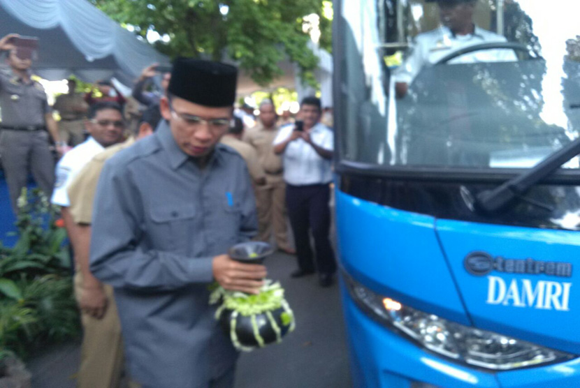 Gubernur NTB TGH Zainul Majdi secara resmi meluncurkan BRT di Kota Mataram, Senin (21/11). 25 BRT akan melintasi sejumlah ruas jalan di Kota Mataram.