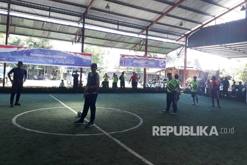 Gubernur NTB Tuan Guru Haji (TGH) Muhammad Zainul Majdi bersama Agus Harimurti Yudhoyono (AHY) bermain futsal bersama wartawan di Jalan Udayana, Mataram, NTB, Ahad (7/5).