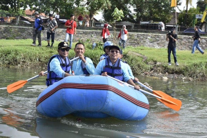 Gubernur NTB Zulkieflimansyah dan Wakil Gubernur NTB Sitti Rohmi Djalilah bersama Wali Kota Mataram Ahyar Abduh dan Wakil Wali Kota Mataram Mohan Roliskana, memperingati HUT NTB ke-60 dengan aksi bersih sungai Jangkok, Kota Mataram, Senin (17/12).