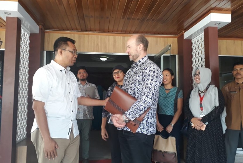 Gubernur NTB Zulkieflimansyah (kiri) bertemu Wakil Duta Besar Australia untuk Indonesia, Allaster Cox (kanan) di kantor Gubernur NTB, Jalan Pejanggik, Mataram, NTB, Jumat (26/10).