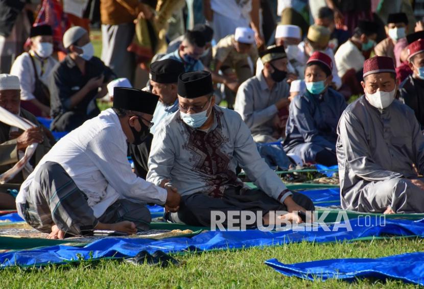 Gubernur NTB Zulkieflimansyah (tengah) bersalaman dengan Sekda NTB Lalu Gita Ariadi (kiri) usai melaksanakan Shalat Idul Fitri 1442 H