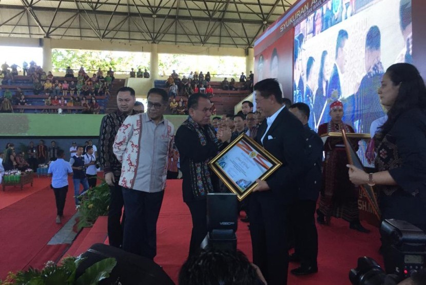  Gubernur NTT Frans Lebu tengah memberikan penghargaan kepada Chairman Lippo Grup James Riady di GOR Oepoi, Kota Kupang, Jumat (13/7)