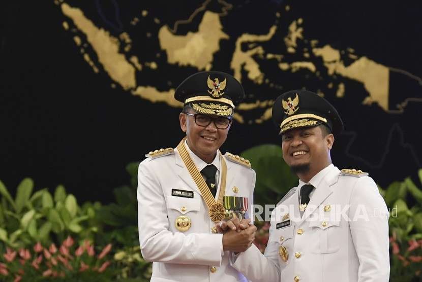 Gubernur Nurdin Abdullah (kiri) bersama Wakil Gubernur Sudirman Sulaiman (kanan) melakukan salam komando usai pelantikan di Istana Negara, Jakarta, Rabu (5/9).