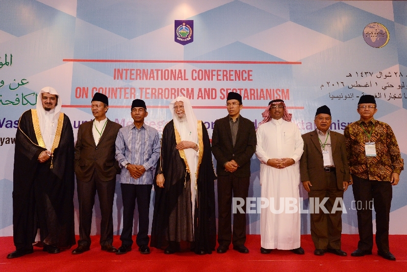 Gubernur Nusa Tenggara Barat M. Zainul Majdi (keempat kanan) berfoto bersama Wakil Menteri Luar Negeri Abdurrahman Mochammad Fachir (ketiga kiri), Wakil Ketua Majelis Ulama Indonesia (MUI) Yunahar Ilyas (kedua kiri) Ketua Panitia Konferensi Ulama Internasi