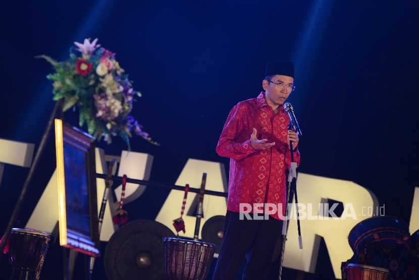 Gubernur Nusa Tenggara Barat (NTB) M. Zainul Majdi memberikan kata sambutan saat malam Ta’aruf yang diadakan di Pendopo Kantor Gubernur NTB, Jumat (29/7) malam. .(Republika/Raisan Al Farisi)