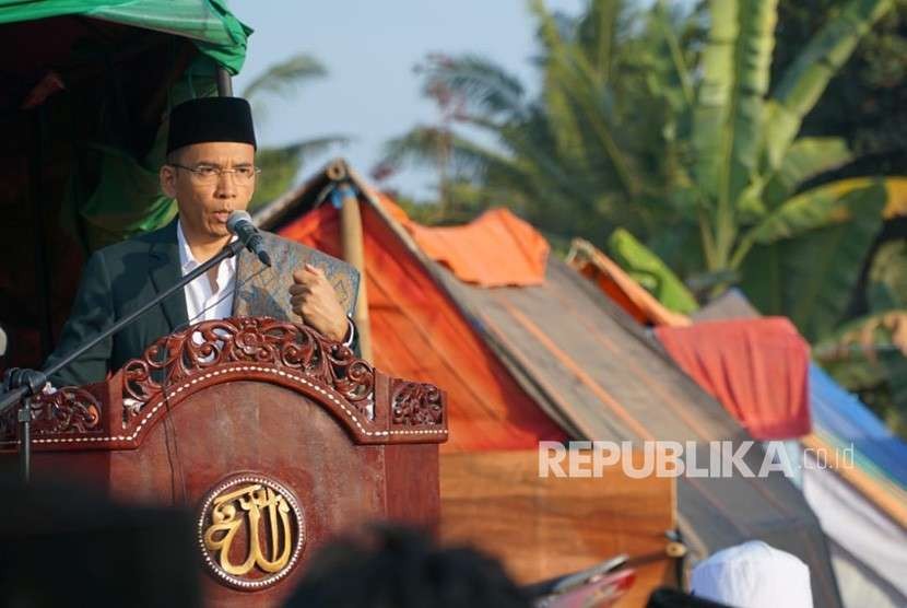 Gubernur Nusa Tenggara Barat (NTB) Muhammad Zainul Majdi atau Tuan Guru Bajang (TGB) shalat Idul Adha bersama korban terdampak gempa di Dusun Sumur Pandai, Desa Sesait, Kecamatan Kayangan, Kabupaten Lombok Utara, NTB, Rabu (22/8).