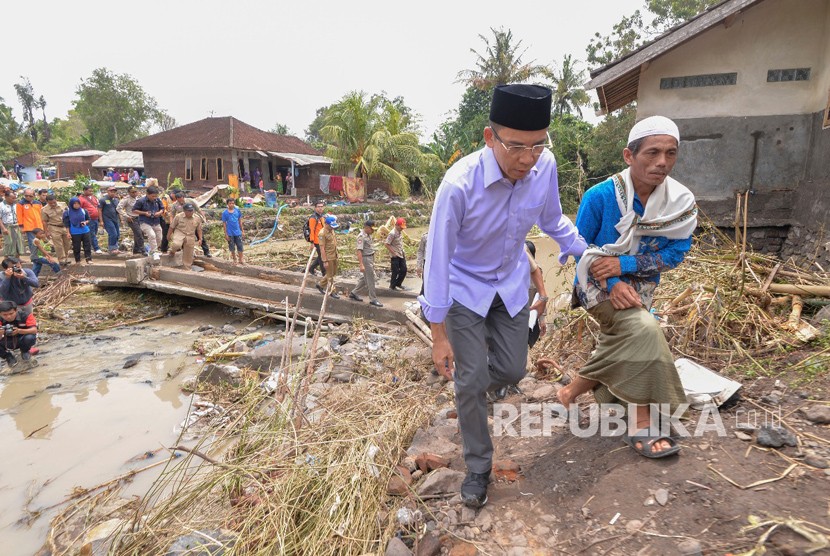 Gubernur Nusa Tenggara Barat (NTB) TGH Muhammad Zainul Majdi  atau Tuan Guru Bajang (TGB) meninjau korban banjir bandang di Desa Senyiur, Kecamatan Keruak, Kabupaten Lombok Timur, NTB, pada Selasa (21/11).