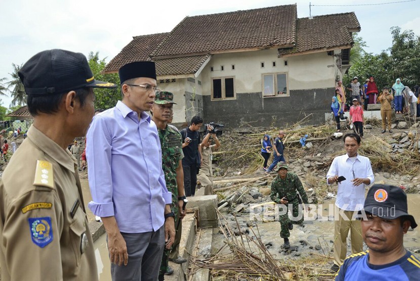 Gubernur Nusa Tenggara Barat (NTB) TGH Muhammad Zainul Majdi  atau Tuan Guru Bajang (TGB) meninjau korban banjir bandang di Desa Senyiur, Kecamatan Keruak, Kabupaten Lombok Timur, NTB, pada Selasa (21/11).