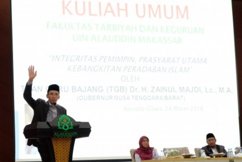 Gubernur Nusa Tenggara Barat (NTB) Tuan Guru Bajan (TGB) Zainul Madji (kiri) menyampaikan kuliah umum di Kampus Universitas Islam Negeri (UIN) Alauddin, Makassar, Sulawesi Selatan, Sabtu (24/3). Kuliah umum yang dihadiri ratusan mahasiswa tersebut bertemakan 