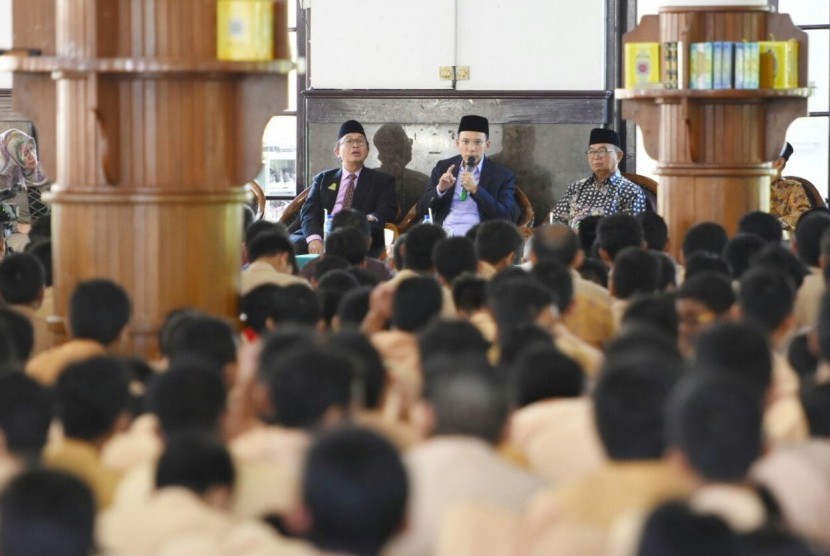 Gubernur Nusa Tenggara Barat (NTB) Tuan Guru Bajang (TGB) Muhammad Zainul Majdi mengisi tausiyah di Pondok Pesantren Modern Islam As Salam, Sukoharjo, Jawa Tengah, Sabtu (17/2).