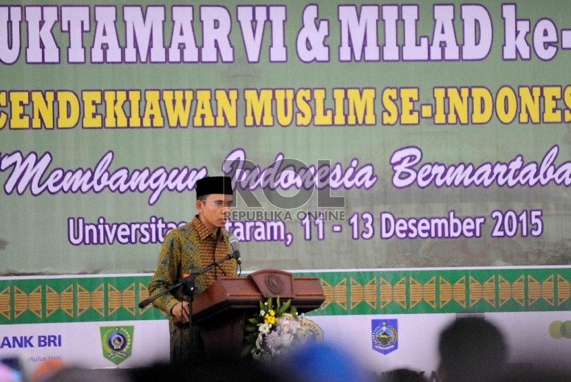  Gubernur Nusa Tenggara Barat (NTB), Zainul Majdi memberikan sambutannya saat pembukaan Muktamar VI dan Milad ke-25 ICMI di Universitas Mataram, Nusa Tenggara Barat, Sabtu (12/12).