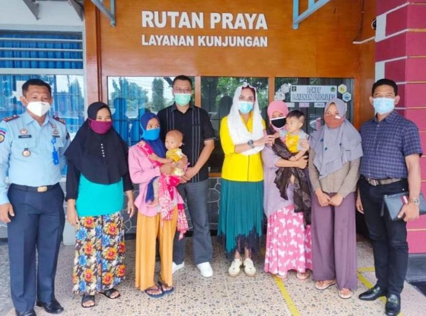 Gubernur Nusa Tenggara Barat (NTB), Zulkieflimansyah bersama ibu rumah tangga yang dibebaskan dalam kasus pelemparan batu ke pabrik rokok.