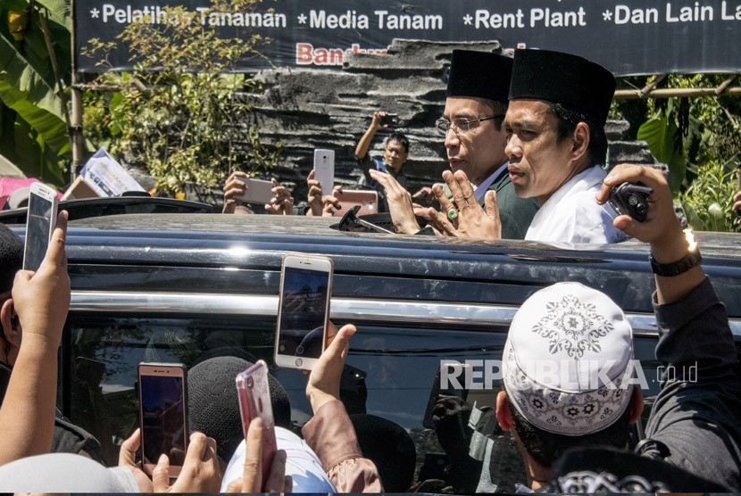 Gubernur Nusa Tenggara Barat TGB Zainul Majdi (kiri) bersama Ustaz Abdul Somad (kiri) menyapa warga usai mengisi kajian tauhid di Eco Pesantren Daarut Tauhiid, Kabupaten Bandung Barat, Jawa Barat, Ahad (1/4).