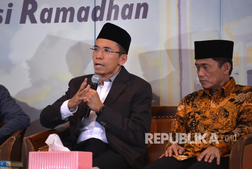 Gubernur Nusa Tenggara Barat TGH M Zainul Majdi (tengah) memberikan tausiyahnya didampingi Rektor ITB Kadarsah Suryadi (kanan) saat acara Inspirasi Ramadhan di Masjid Salman ITB, Jalan Ganeca, Kota Bandung, Ahad (4/6). 