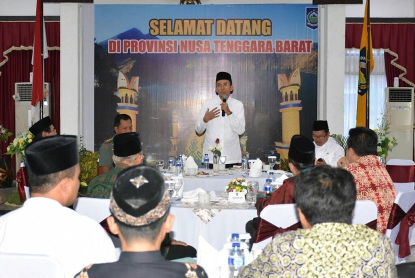 Gubernur Nusa Tenggara Barat TGH Muhammad Zainul Majdi (tengah) menggelar dialog kebangsaan antar tokoh lintas agama di Pendopo Gubernur NTB, Kota Mataram, Jum’at, (5/5). 