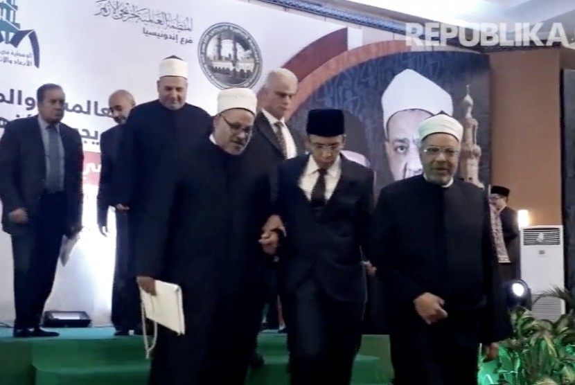 Gubernur Nusa Tenggara Barat, Tuan Guru Haji Muhammad Zainul Majdi di acara konferensi alumni Al Azhar Mesir di Mataram