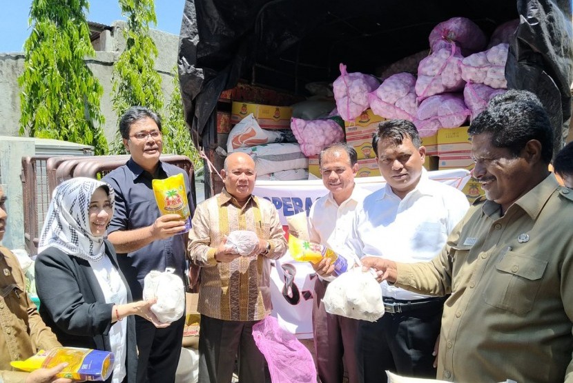 Gubernur Nusa Tenggara Timur (NTT) Frans Lebu Raya, staf ahli Mendag bidang Iklim Usaha dan Hubungan Antar Lembaga Suhanto, dan Kepala Pusat Penganekaragaman Konsumsi dan Keamanan Pangan Badan Ketahanan Pangan Kementerian Pertanian Tri Agustin Satriani saat mengecek kondisi pangan di NTT, Senin (11/12).