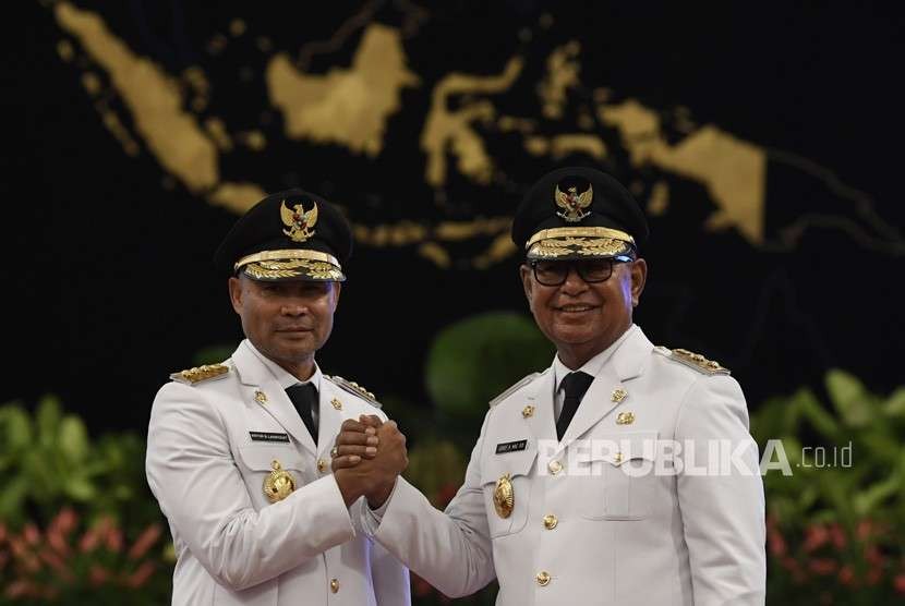 Gubernur Nusa Tenggara Timur Victor Bungtilu Laiskodat (kiri) bersama Wakil Gubernur Josef Nae Soi (kanan) melakukan salam komando usai pelantikan di Istana Negara, Jakarta, Rabu (5/9).
